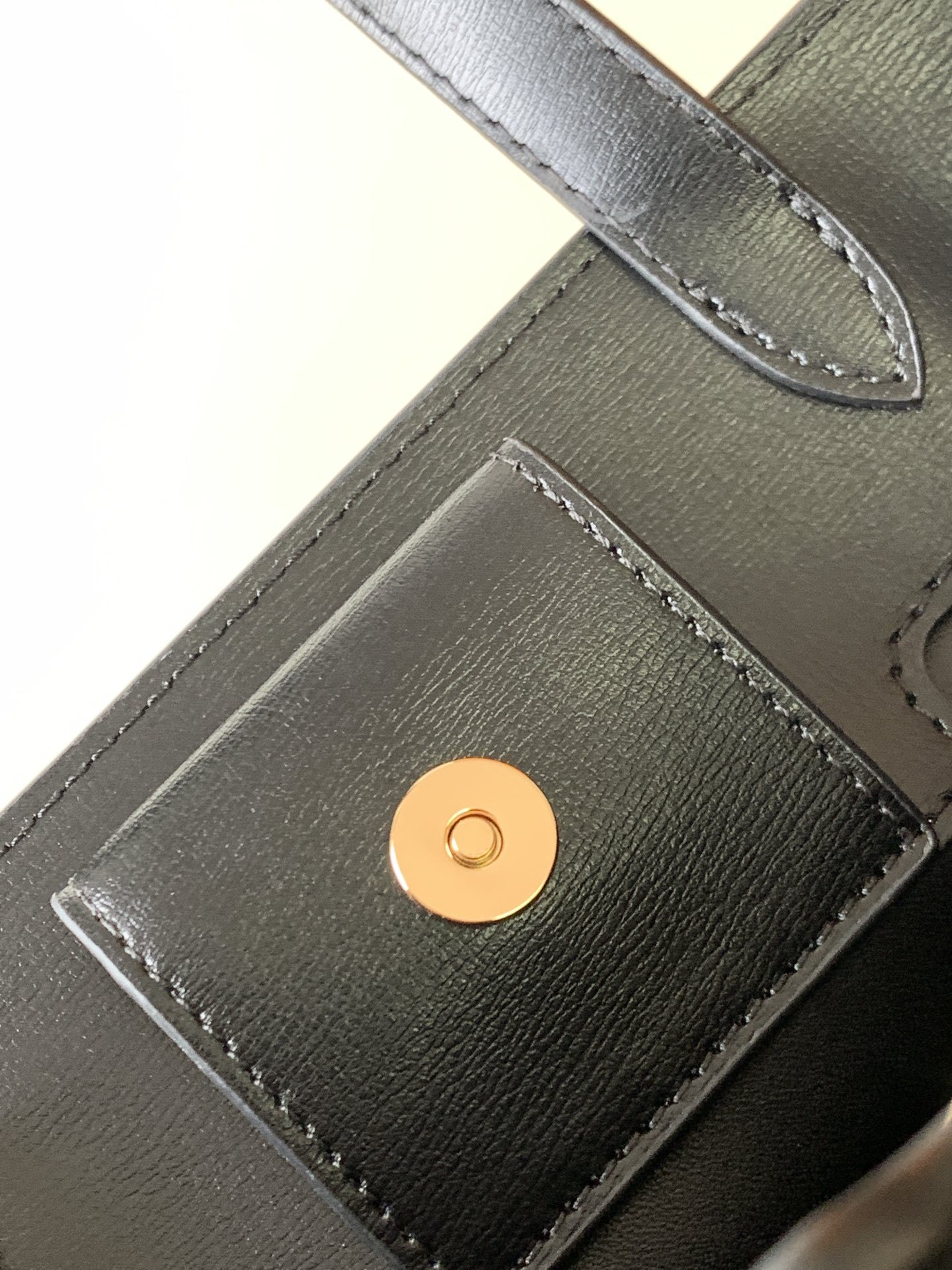 フェラガモ「Ferragamo」トリフォリオ ショルダーバッグ