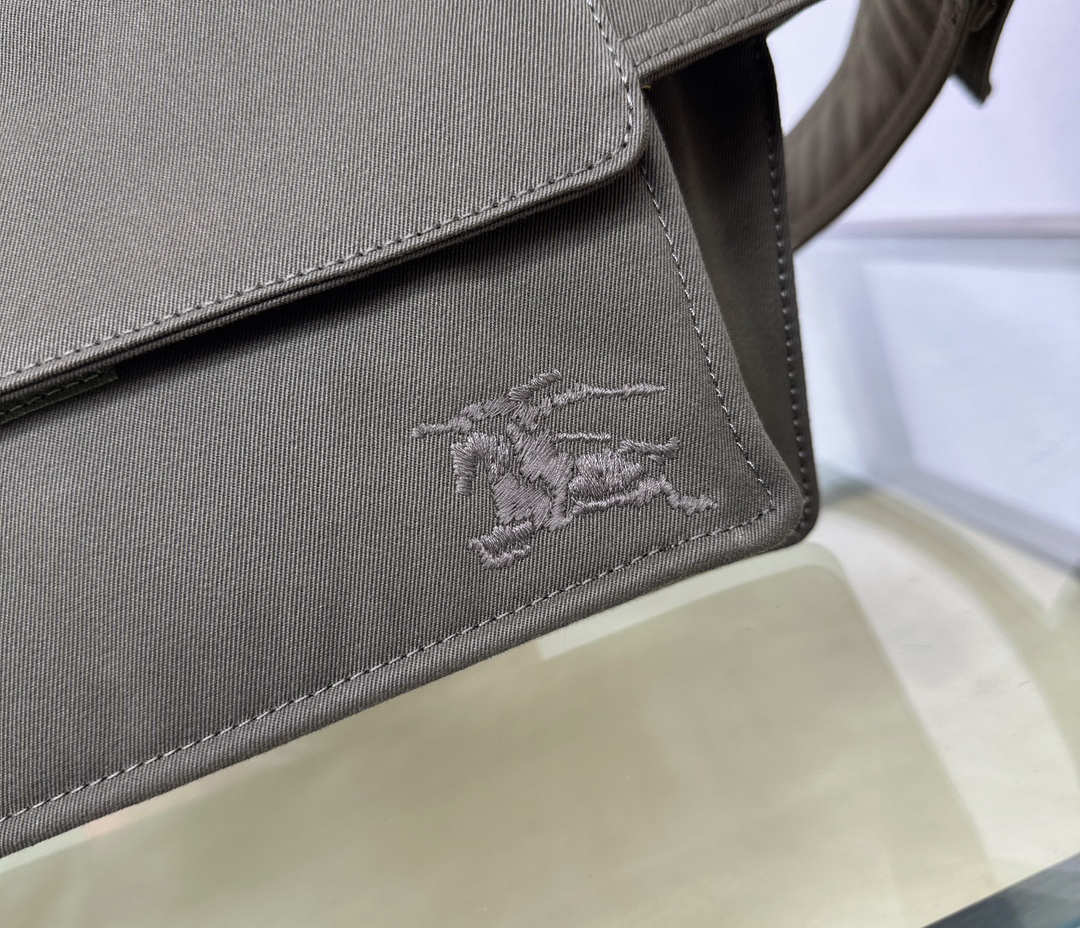 バーバリー「Burberry」トレンチ ウェストバッグ