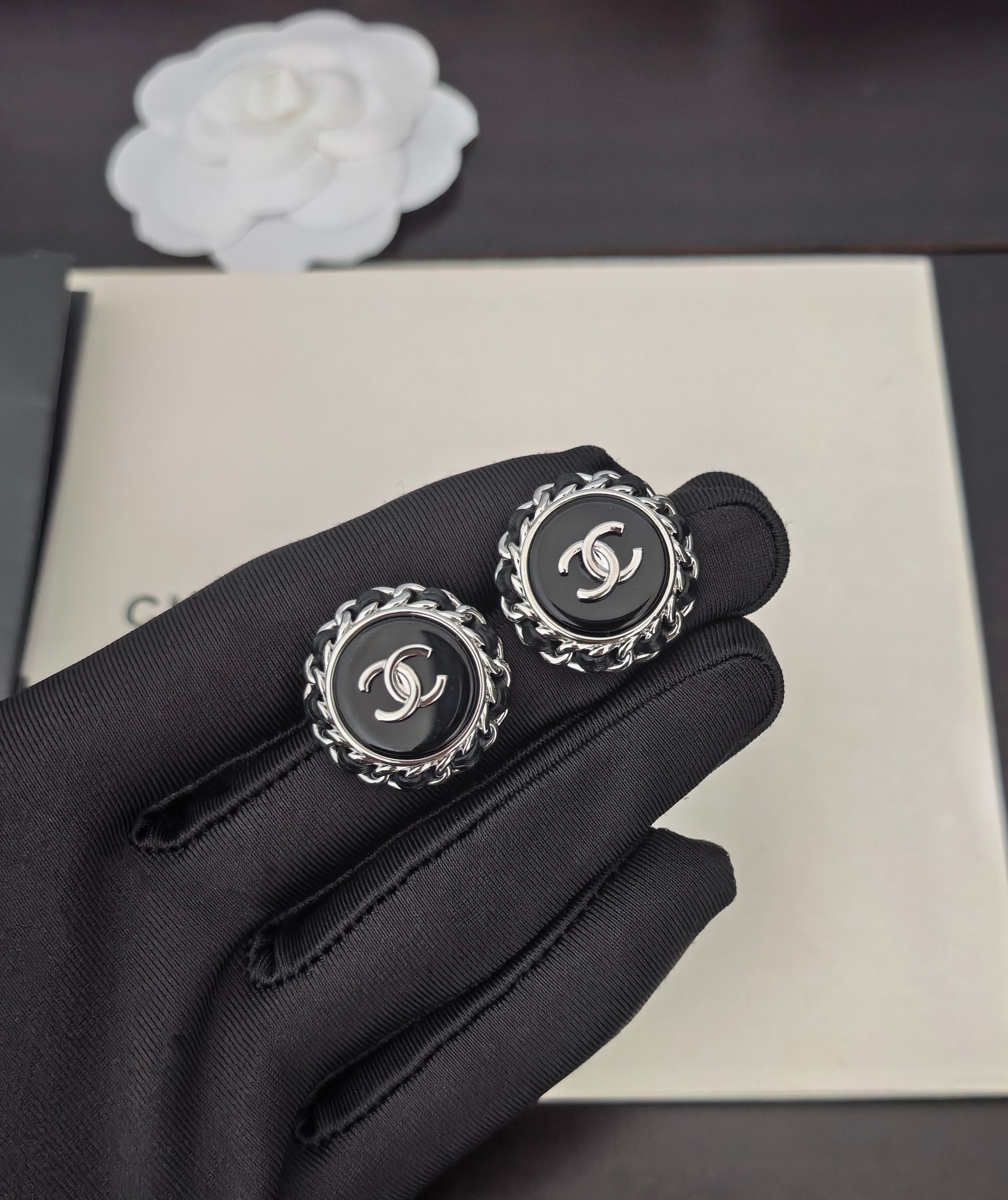 シャネル「Chanel」 ラウンド ブラック イヤリング 最新コレクション