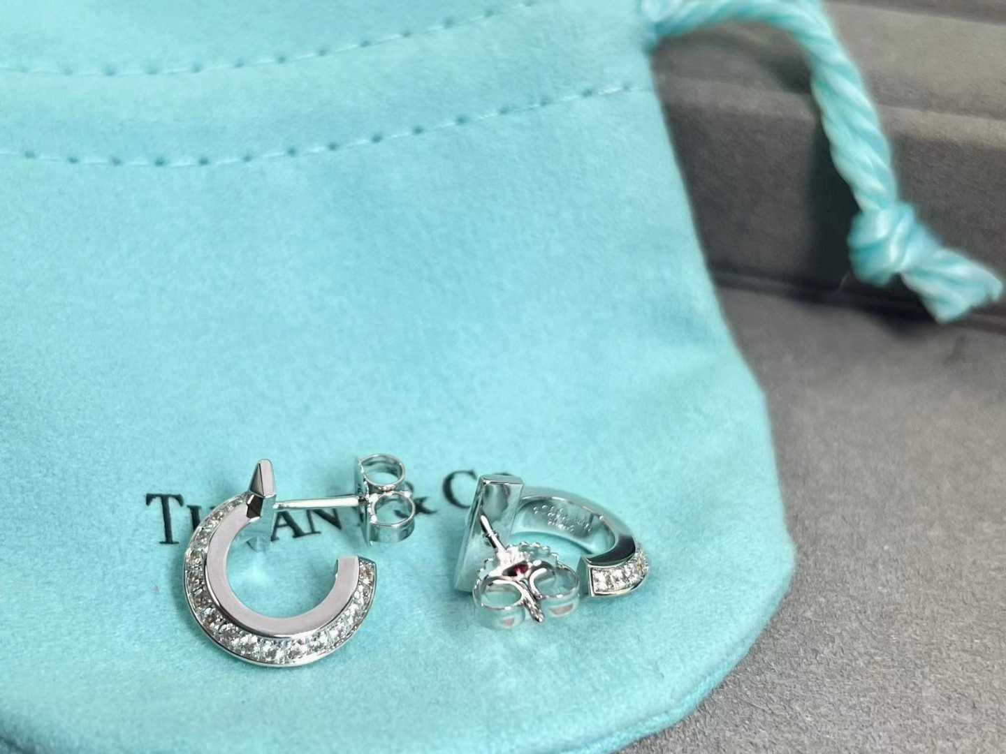 ティファニー「Tiffany & Co.」 Victoria™ シリーズ ショートツインイヤリング
