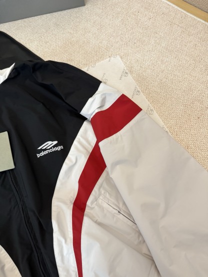 バレンシアガ「Balenciaga」‌赤と黒のエンボス刺繍ジャケット