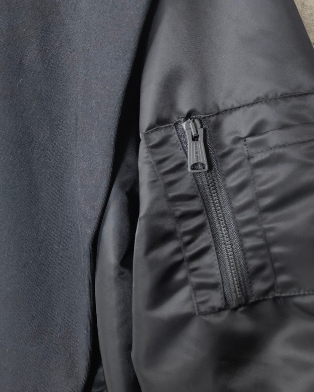 バレンシアガ「Balenciaga」‌秋冬コレクションのダブルキャップパッチワークフライトジャケット