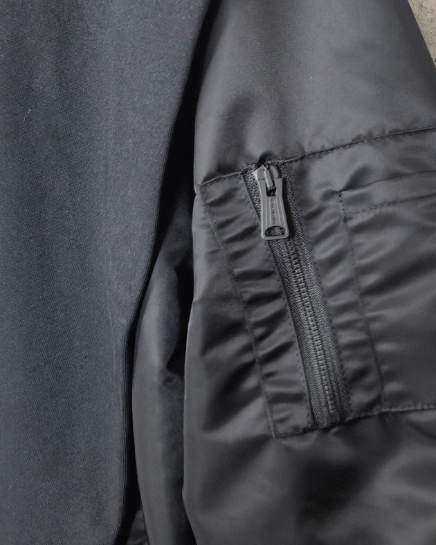 バレンシアガ「Balenciaga」‌秋冬コレクションのダブルキャップパッチワークフライトジャケット