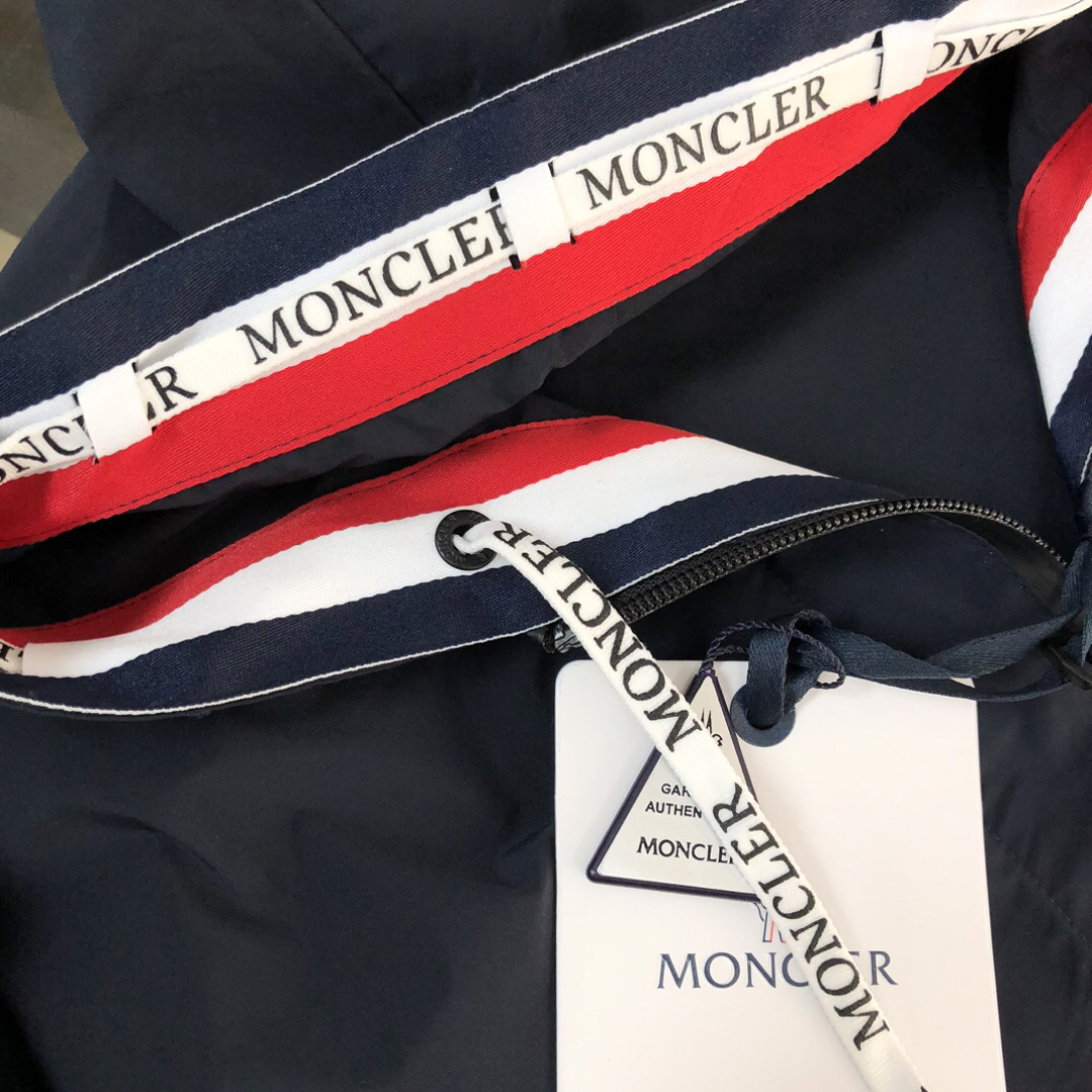モンクレール「Moncler」 Grenoble 連帽ウェブテープエンボス加工ジャケット