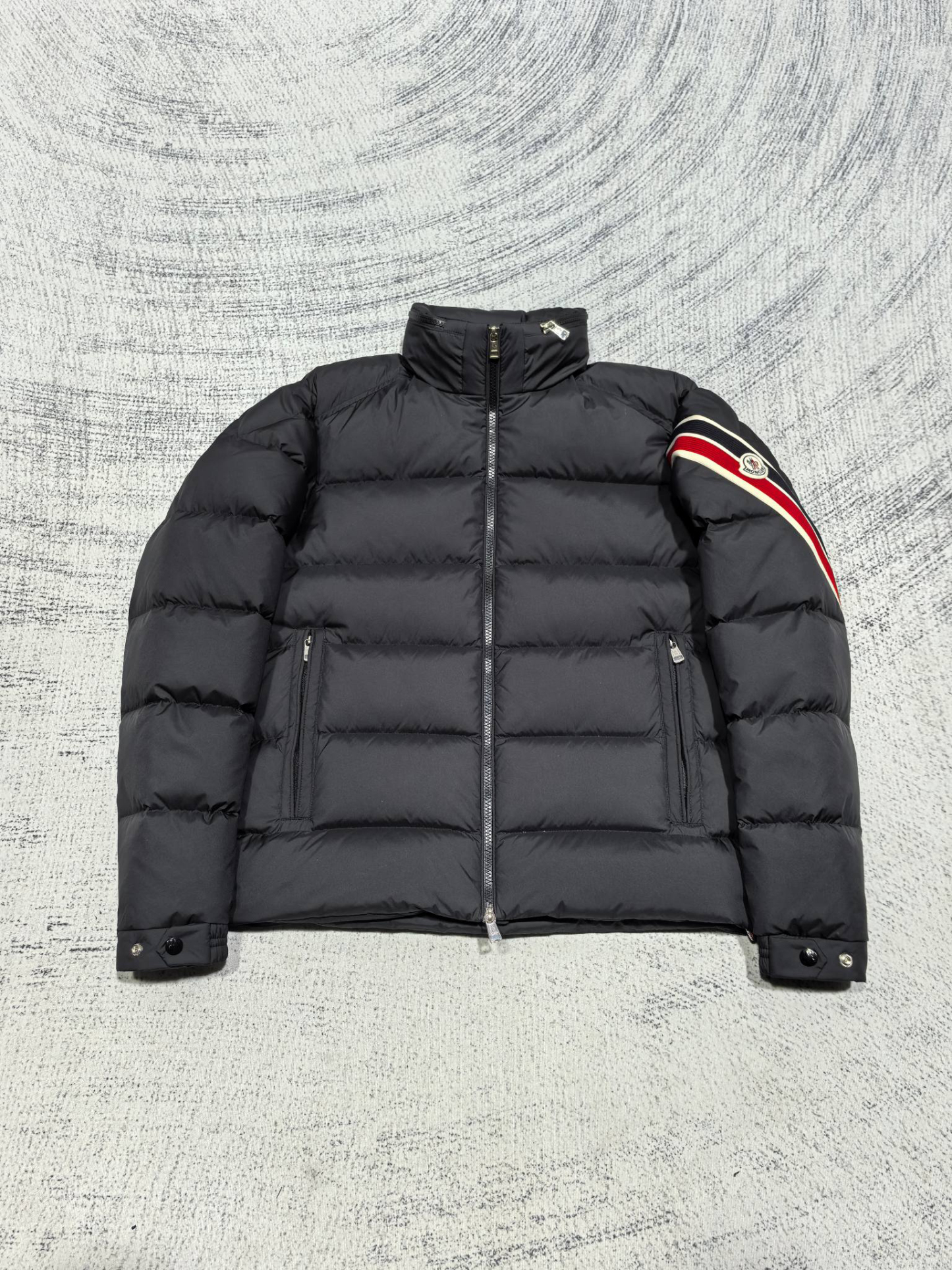 モンクレール「Moncler」カラーテープ スリーブ パネル ダウンジャケット
