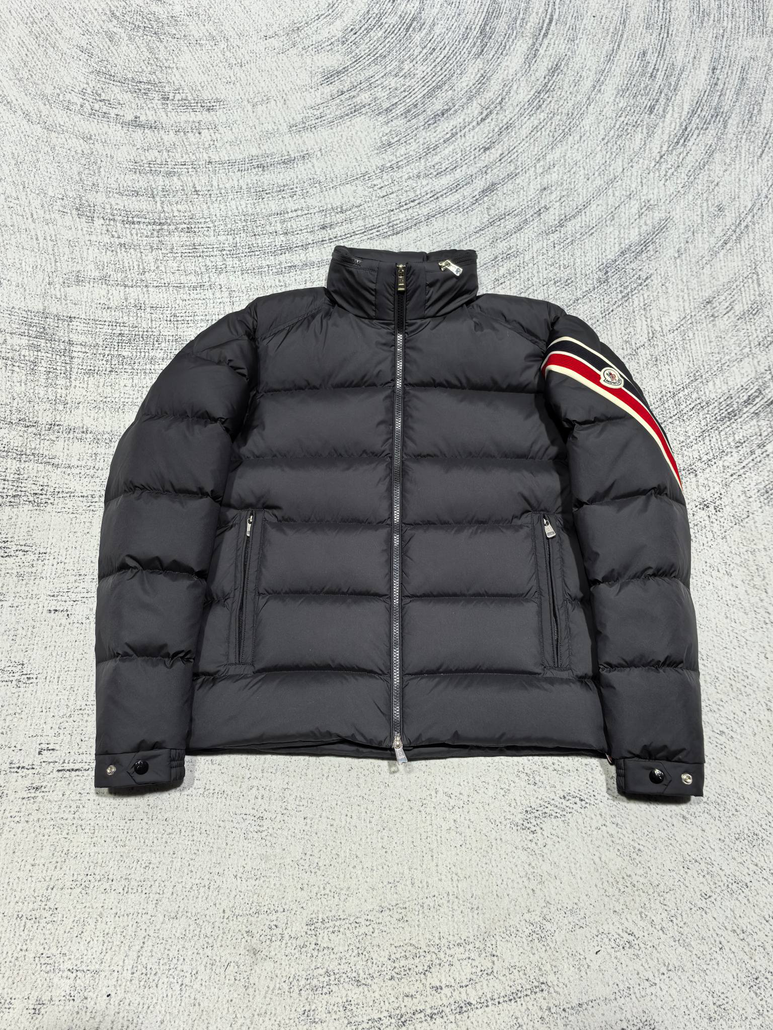 モンクレール「Moncler」カラーテープ スリーブ パネル ダウンジャケット