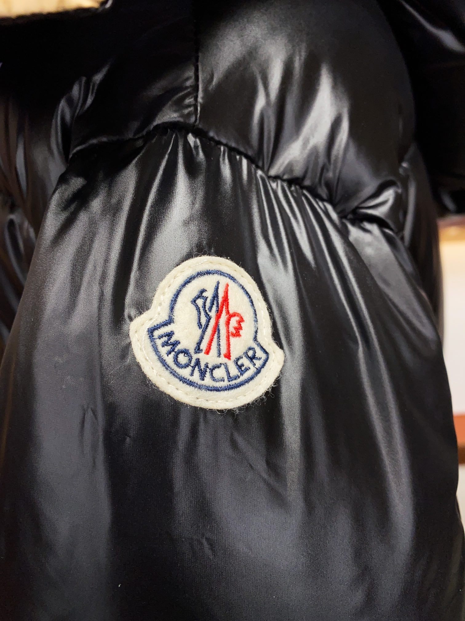 モンクレール「Moncler」ミドル丈フード付きダウンジャケット