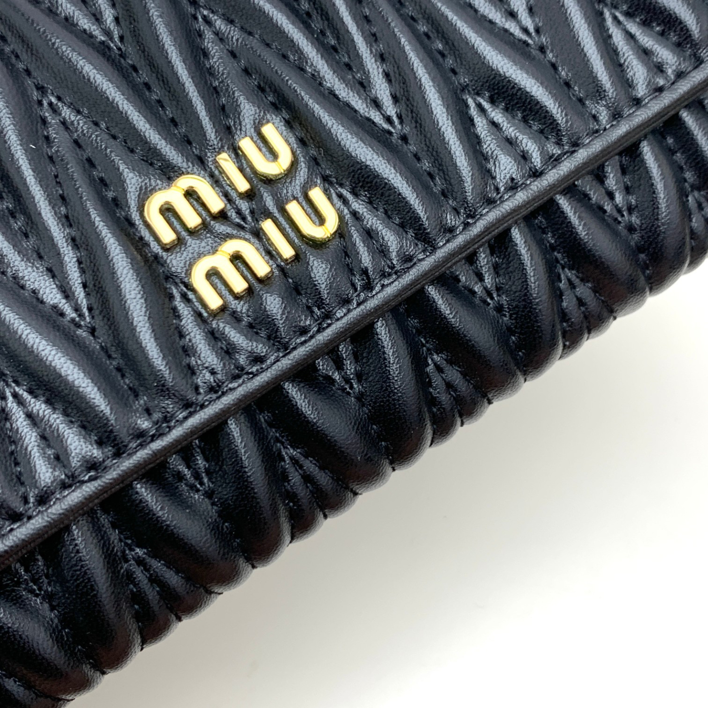 ミュウミュウ「Miu Miu」マテラッセレザー  折り長財布
