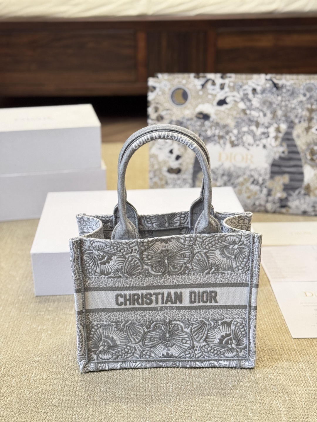 ディオール Dior Book Tote バッグ スモール、ミディアム、ラージの3つのサイズ