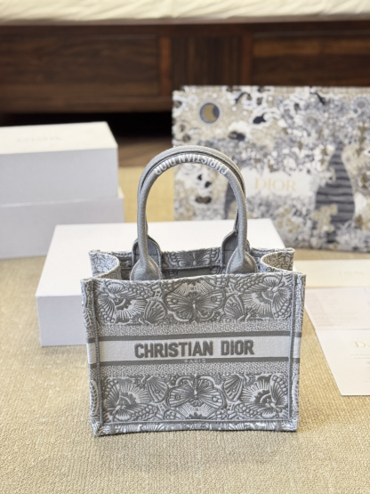 ディオール Dior Book Tote バッグ スモール、ミディアム、ラージの3つのサイズ