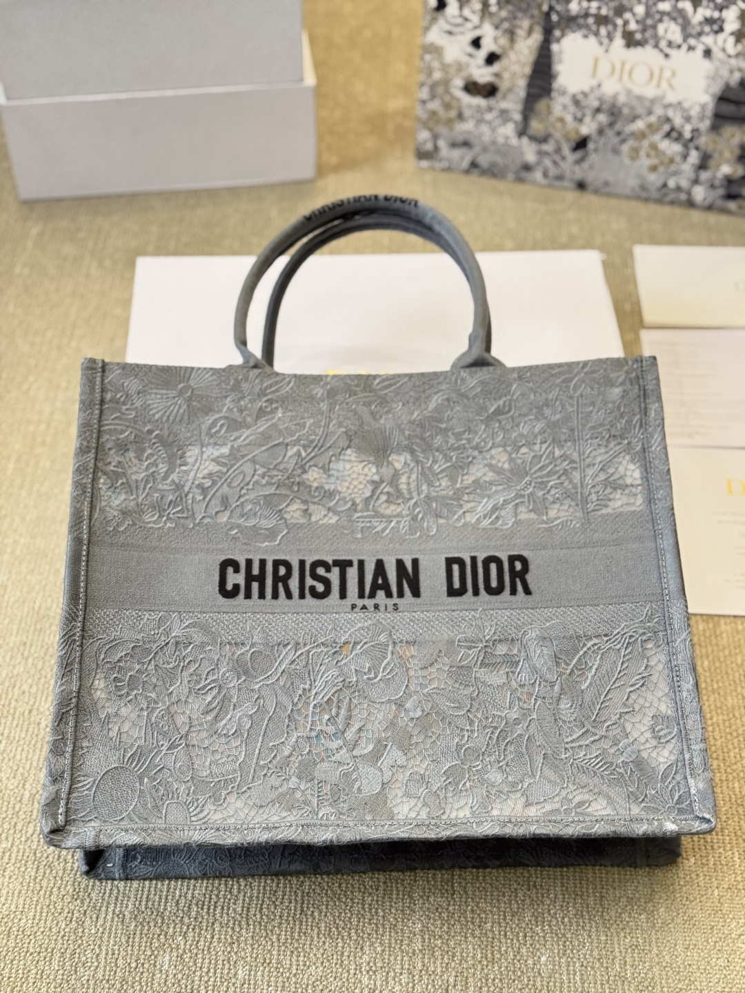 ディオール Dior Book Tote バッグ スモール、ミディアムの2つのサイズ