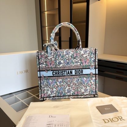 ディオール Dior Book Tote バッグ スモール、ミディアム、ラージの3つのサイズ
