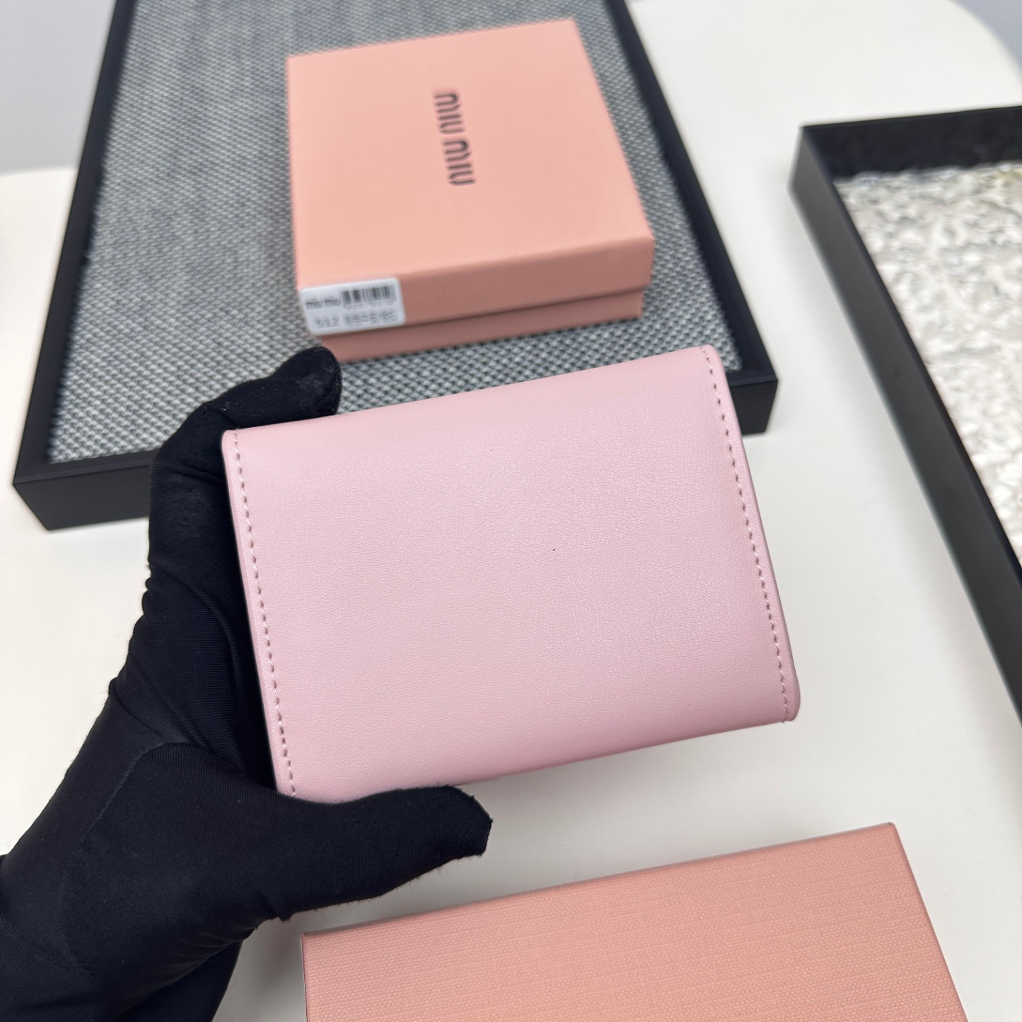 ミュウミュウ「Miu Miu」二つ折りスモールウォレット