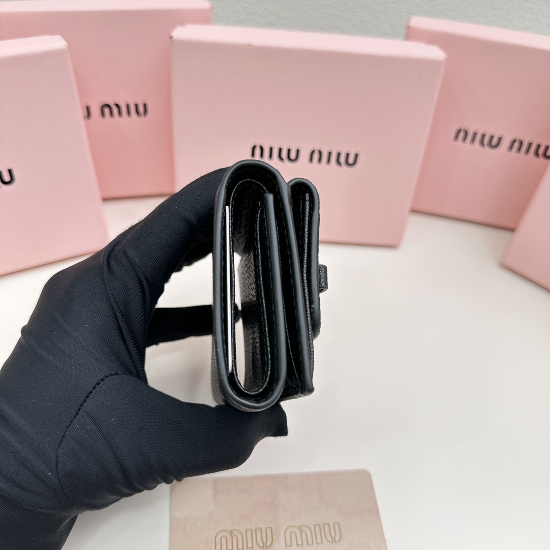 ミュウミュウ「Miu Miu」多機能三つ折りスモールウォレット