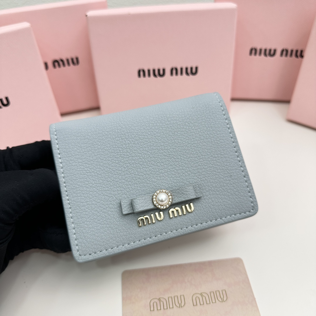 ミュウミュウ「Miu Miu」多機能二つ折りスモールウォレット
