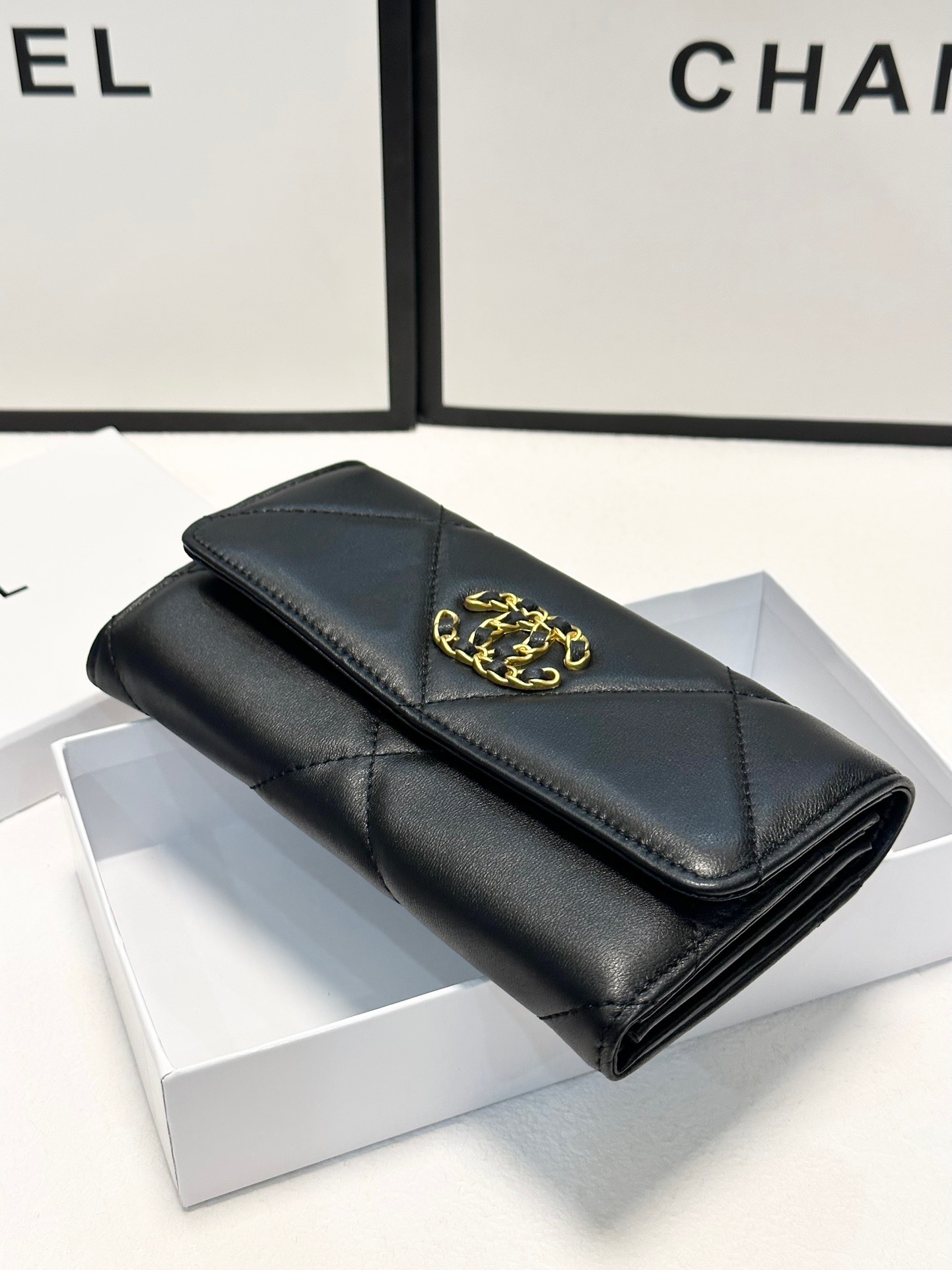 シャネル「Chanel」二つ折りレザーウォレット