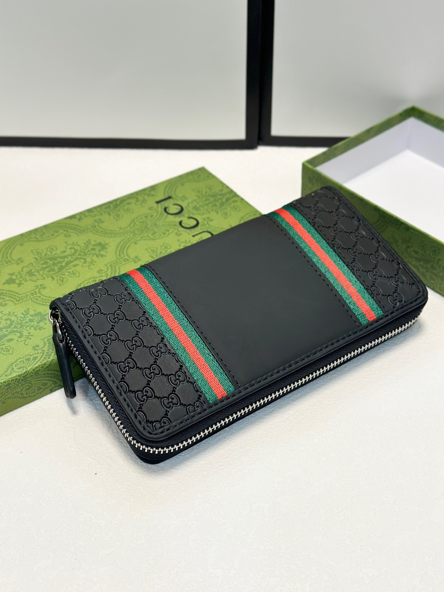 グッチ「Gucci」シグネチャー レザー ウェブ ジップアラウンドウォレット