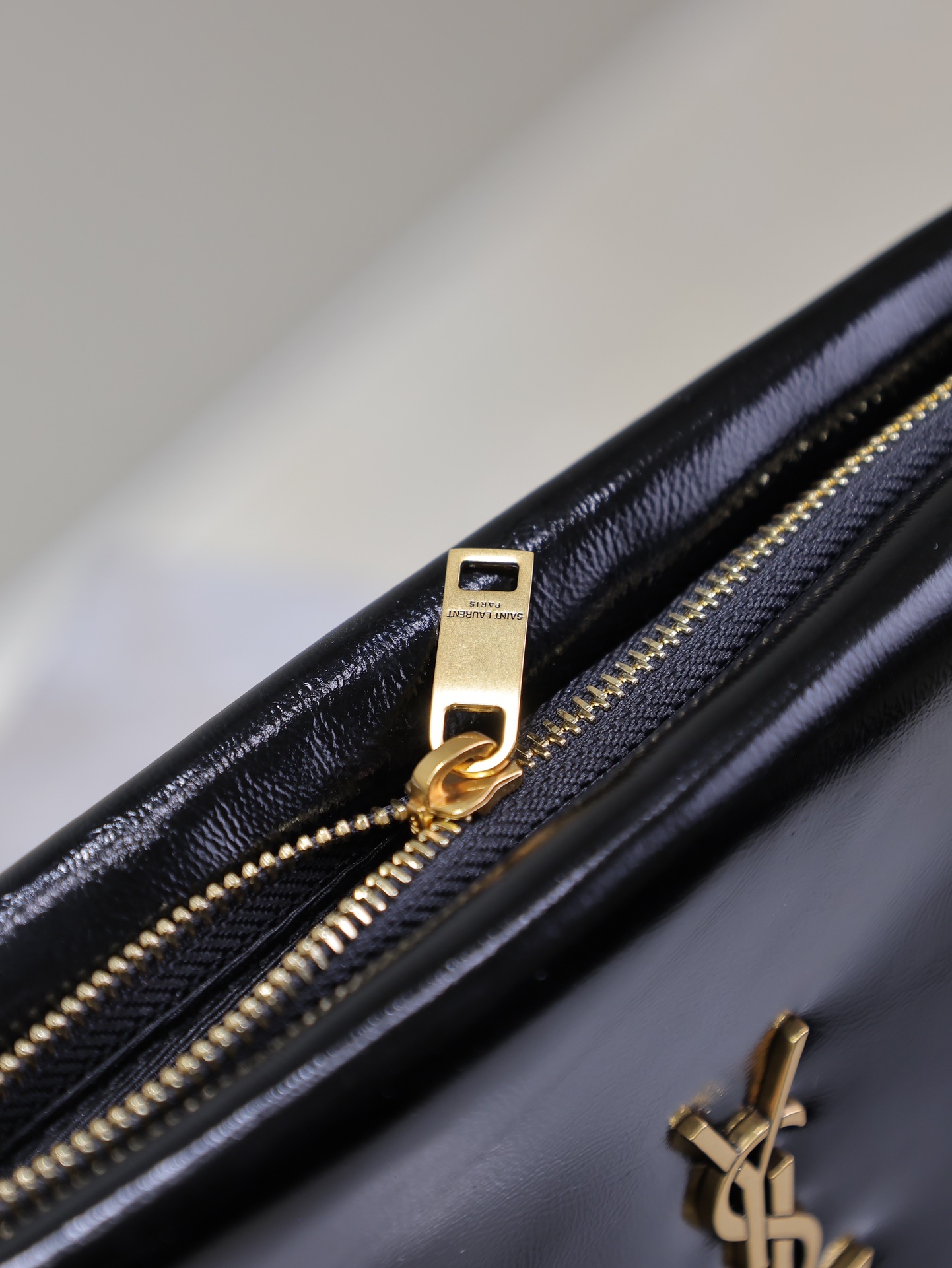 サンローラン「Saint Laurent」CALYPSO オイルドレザー クラッチバッグ