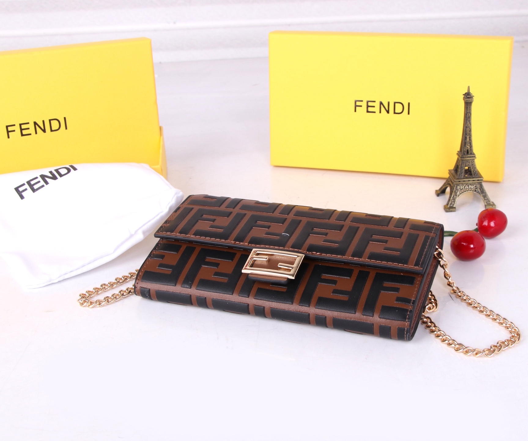 フェンディ「Fendi」高級エンボス牛革の大きな イタリア製財布