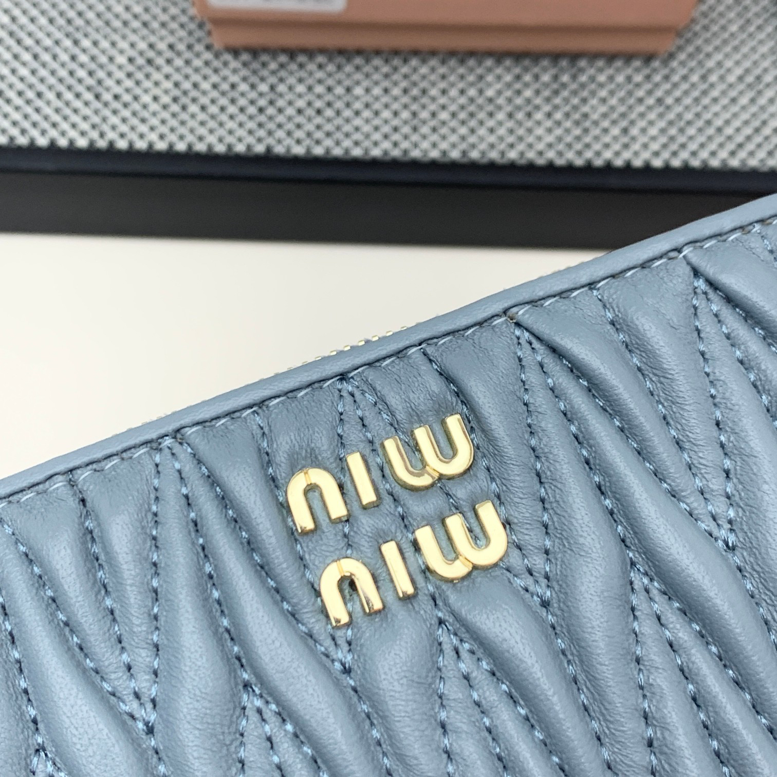 ミュウミュウ「Miu Miu」マテラッセレザー ジップアラウンド 折り財布