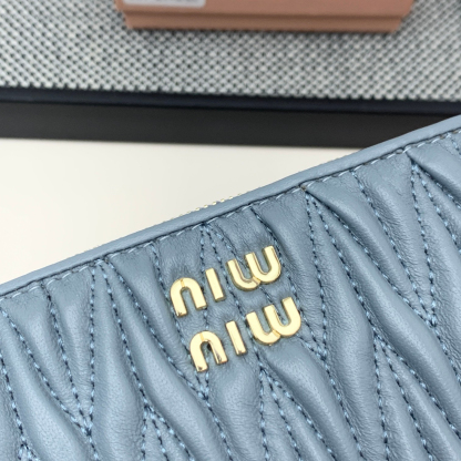 ミュウミュウ「Miu Miu」マテラッセレザー ジップアラウンド 折り財布