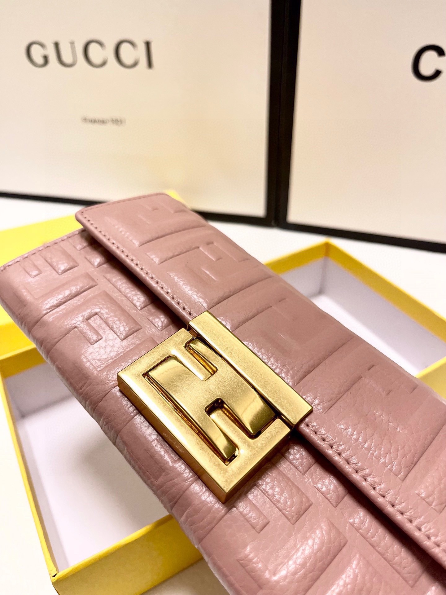 フェンディ「Fendi」高級エンボス牛革の大きな イタリア製財布