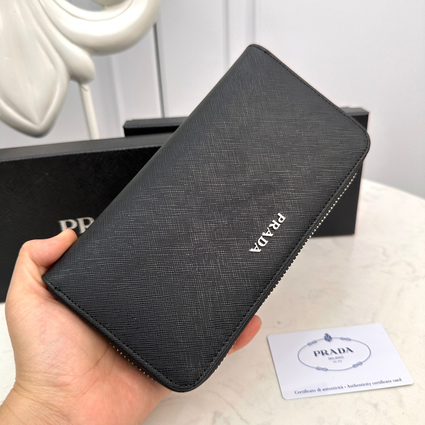 プラダ「PRADA」プレミアムレザー ジップウォレット「おしゃれ男性必携」