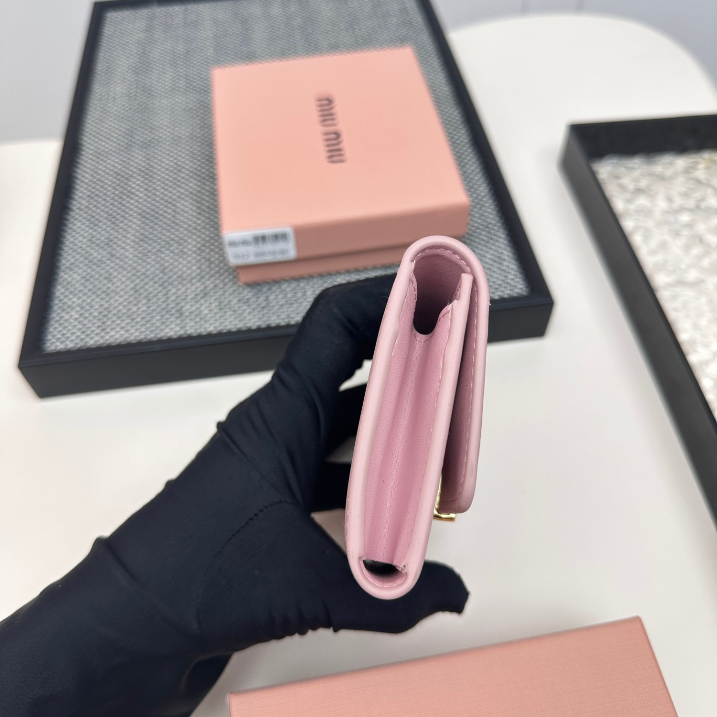 ミュウミュウ「Miu Miu」二つ折りスモールウォレット