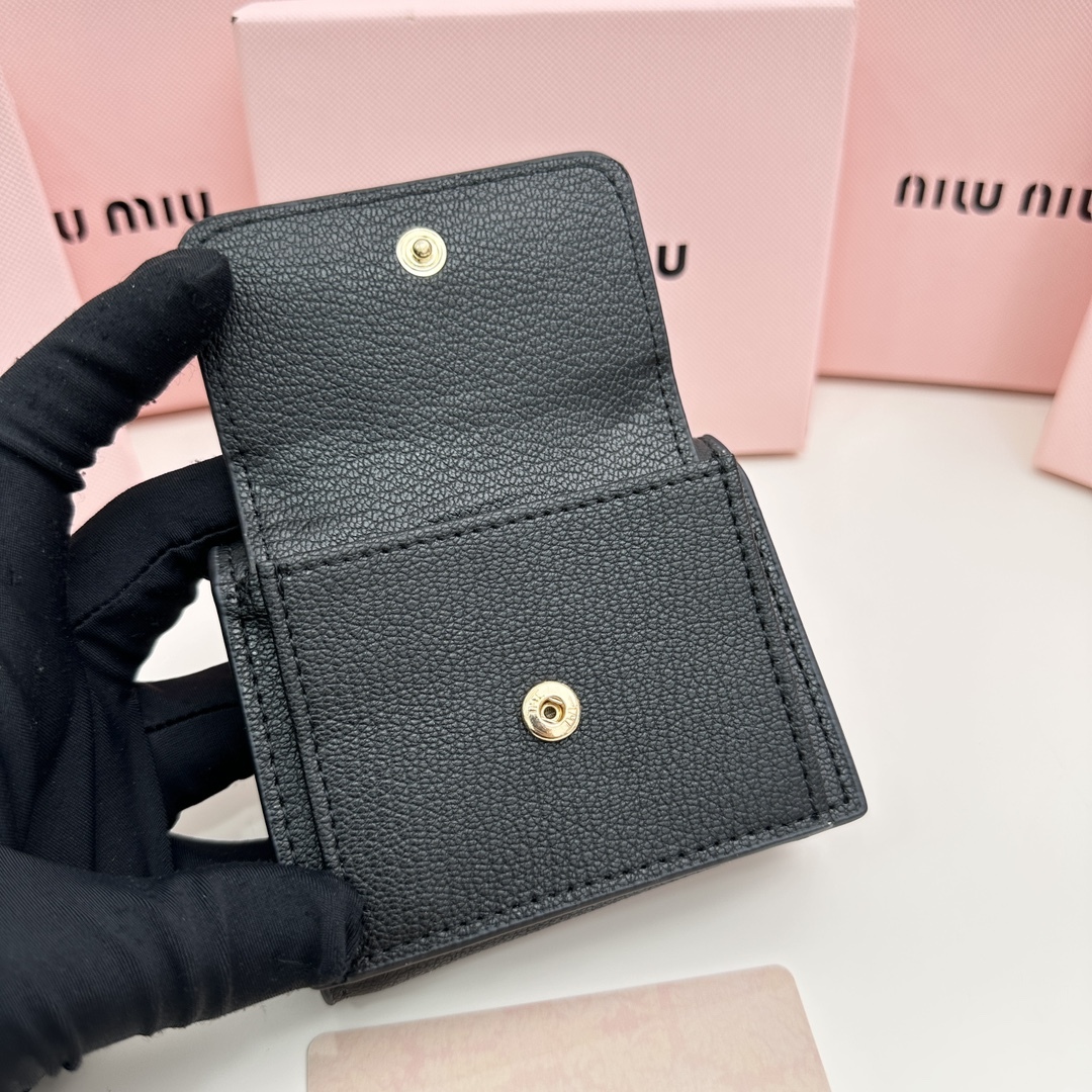 ミュウミュウ「Miu Miu」多機能三つ折りスモールウォレット