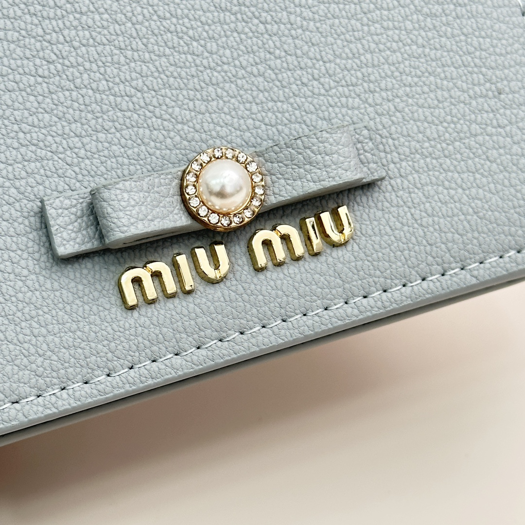 ミュウミュウ「Miu Miu」多機能二つ折りスモールウォレット
