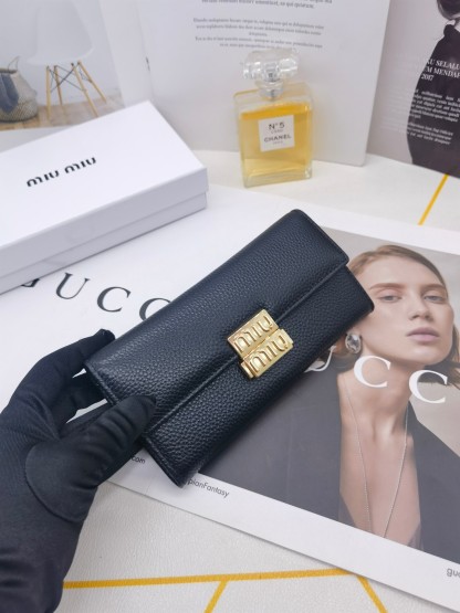 ミュウミュウ「Miu Miu」プレミアムレザー 折り長財布