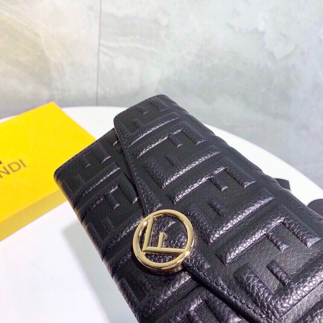 フェンディ「Fendi」高級エンボス牛革の大きな イタリア製財布