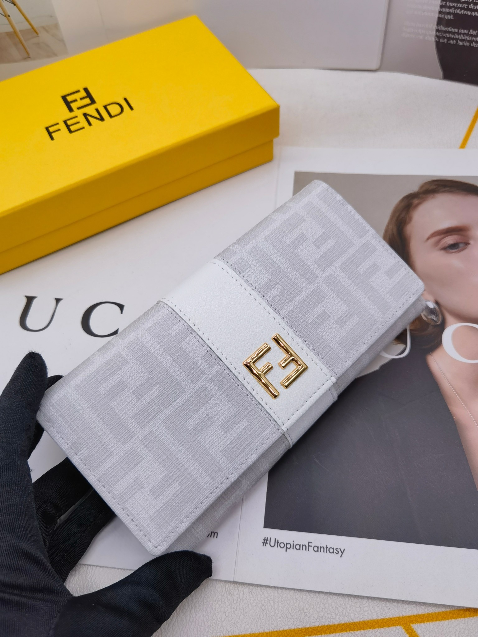 フェンディ「Fendi」高級エンボス牛革の大きな イタリア製財布