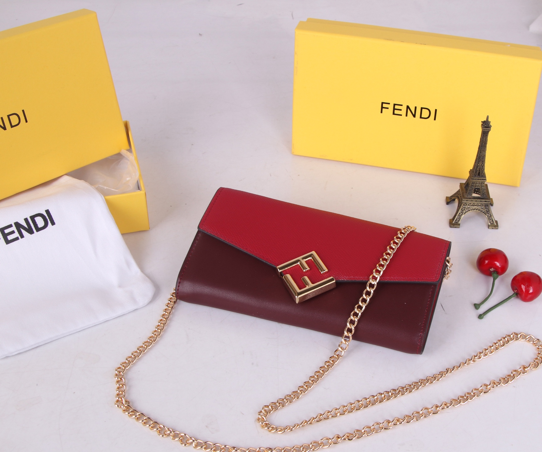 フェンディ「Fendi」高級エンボス牛革の大きな イタリア製財布