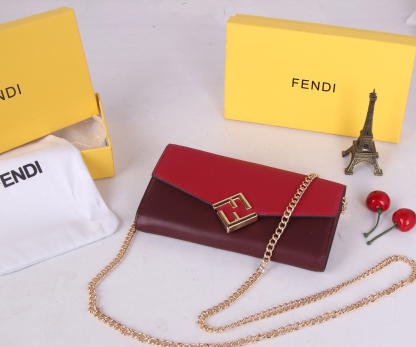 フェンディ「Fendi」高級エンボス牛革の大きな イタリア製財布
