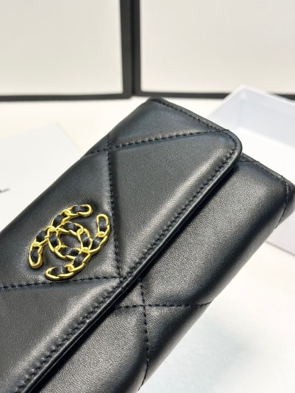 シャネル「Chanel」二つ折りレザーウォレット