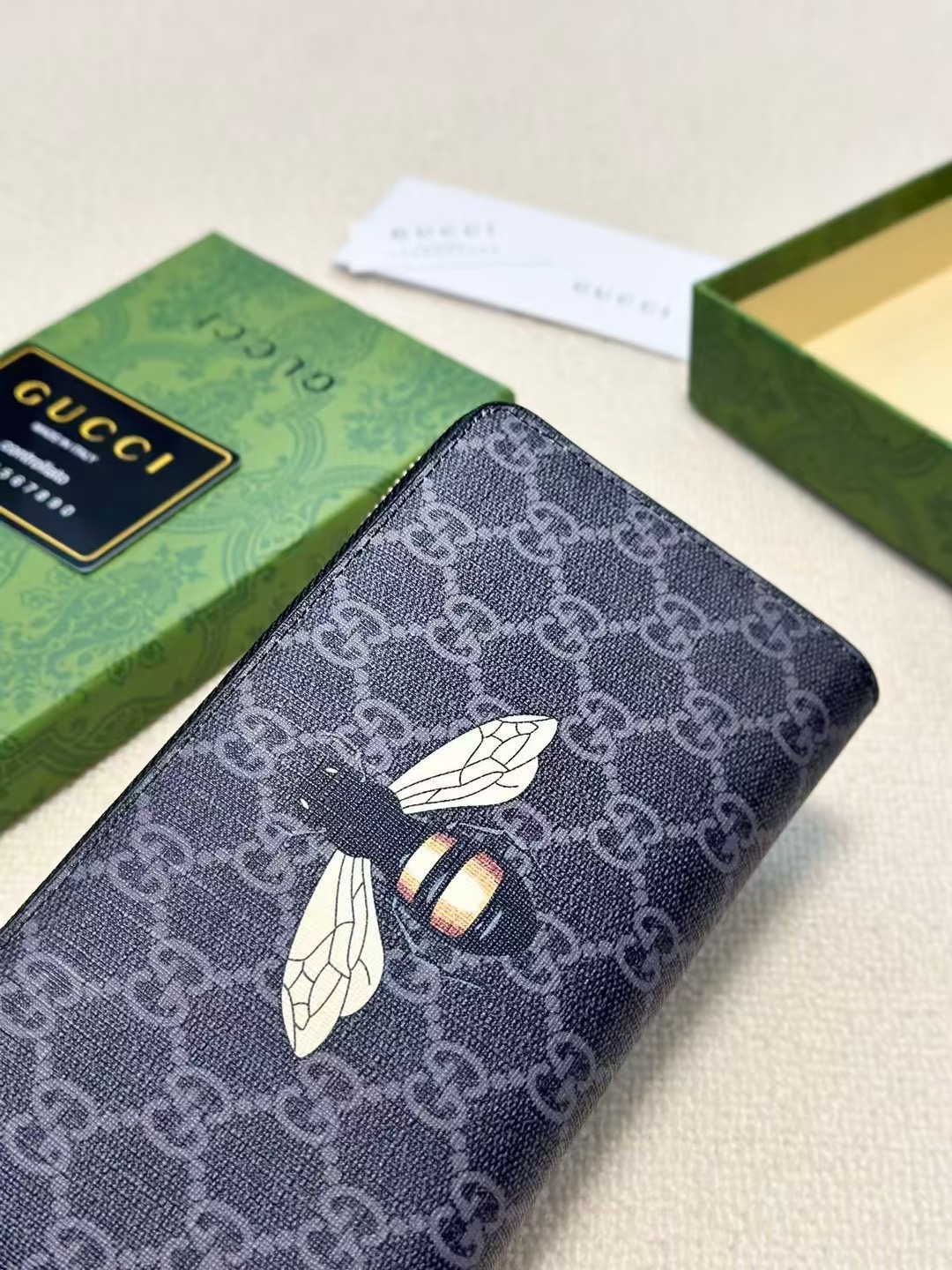 グッチ「Gucci」シグネチャー レザー ウェブ ジップアラウンドウォレット