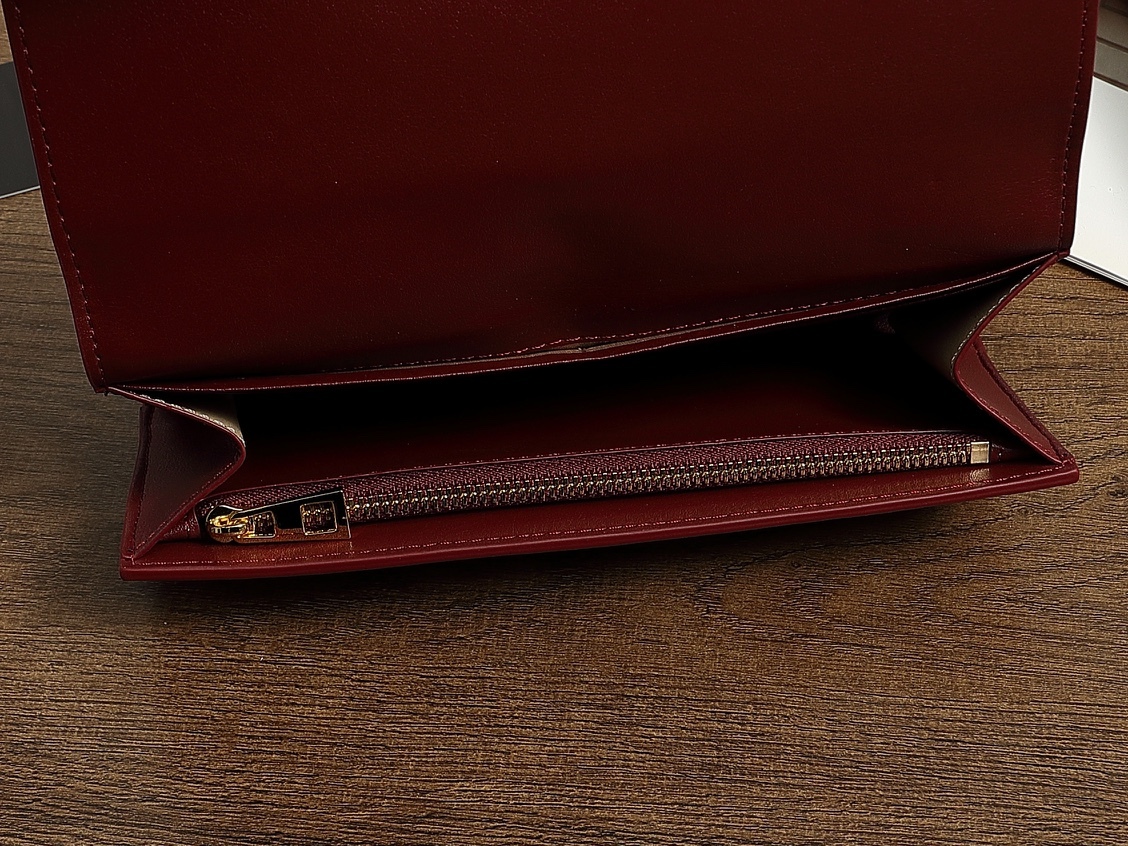 ロエベ「LOEWE」ぺブル バーティカル ウォレット スモール（シャイニーナパカーフ）