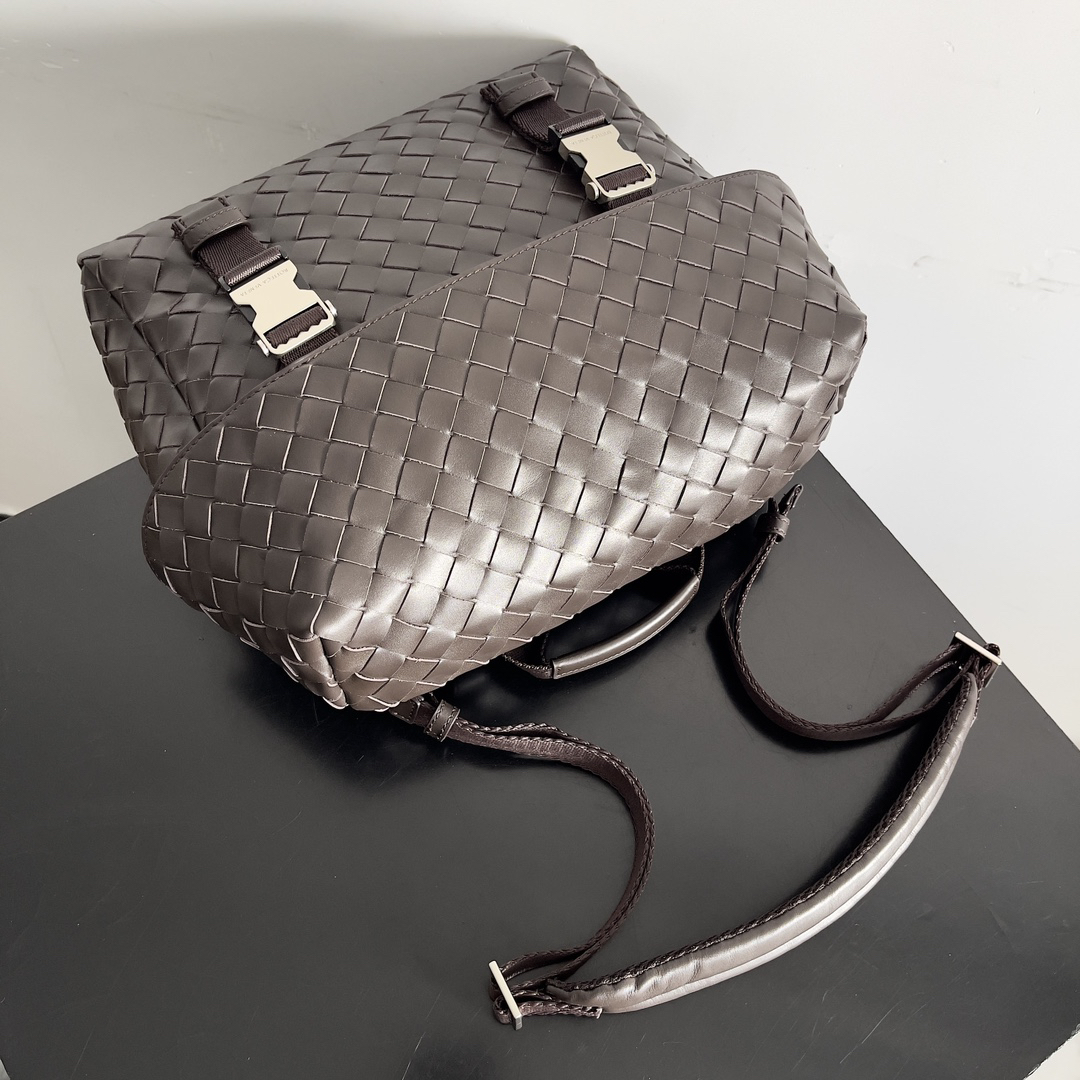 ボッテガ・ヴェネタ「Bottega Veneta」スムースレザー ユニセックスショルダーバッグ