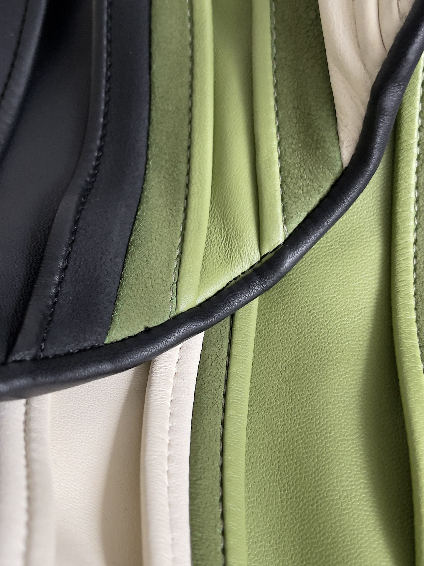 ボッテガ・ヴェネタ「Bottega Veneta」ラージホップ レザー ショルダーバッグ