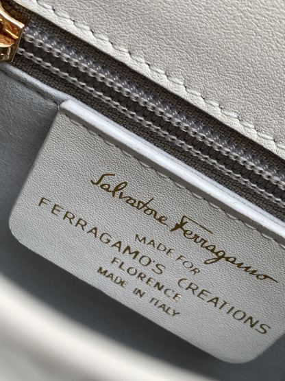 フェラガモ「Ferragamo」ミュージアムコレクシトッョンプハンドル ショルダーバッグ