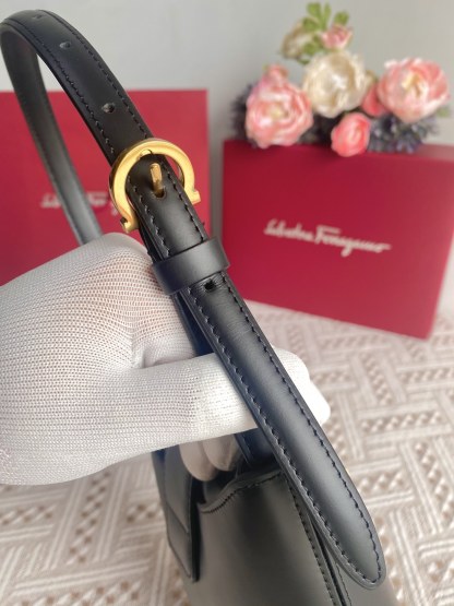 フェラガモ「Ferragamo」トリフォリオ ガンチーニショルダーバッグ