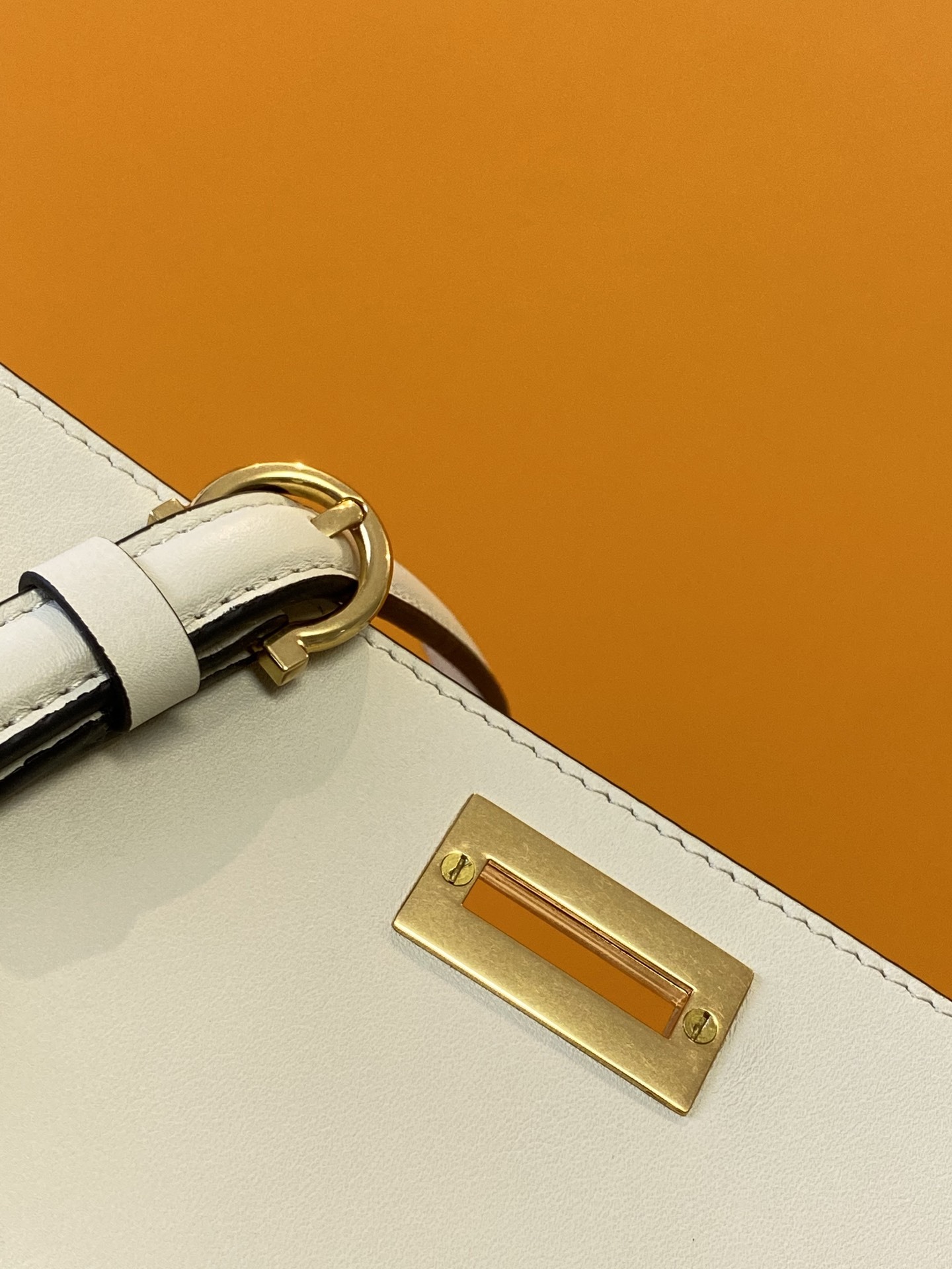 フェラガモ「Ferragamo」フラップトップハンドルバッグ