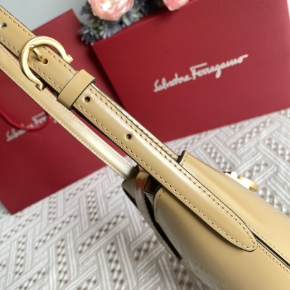 フェラガモ「Ferragamo」トリフォリオ ハイブリッドショルダーバッグ