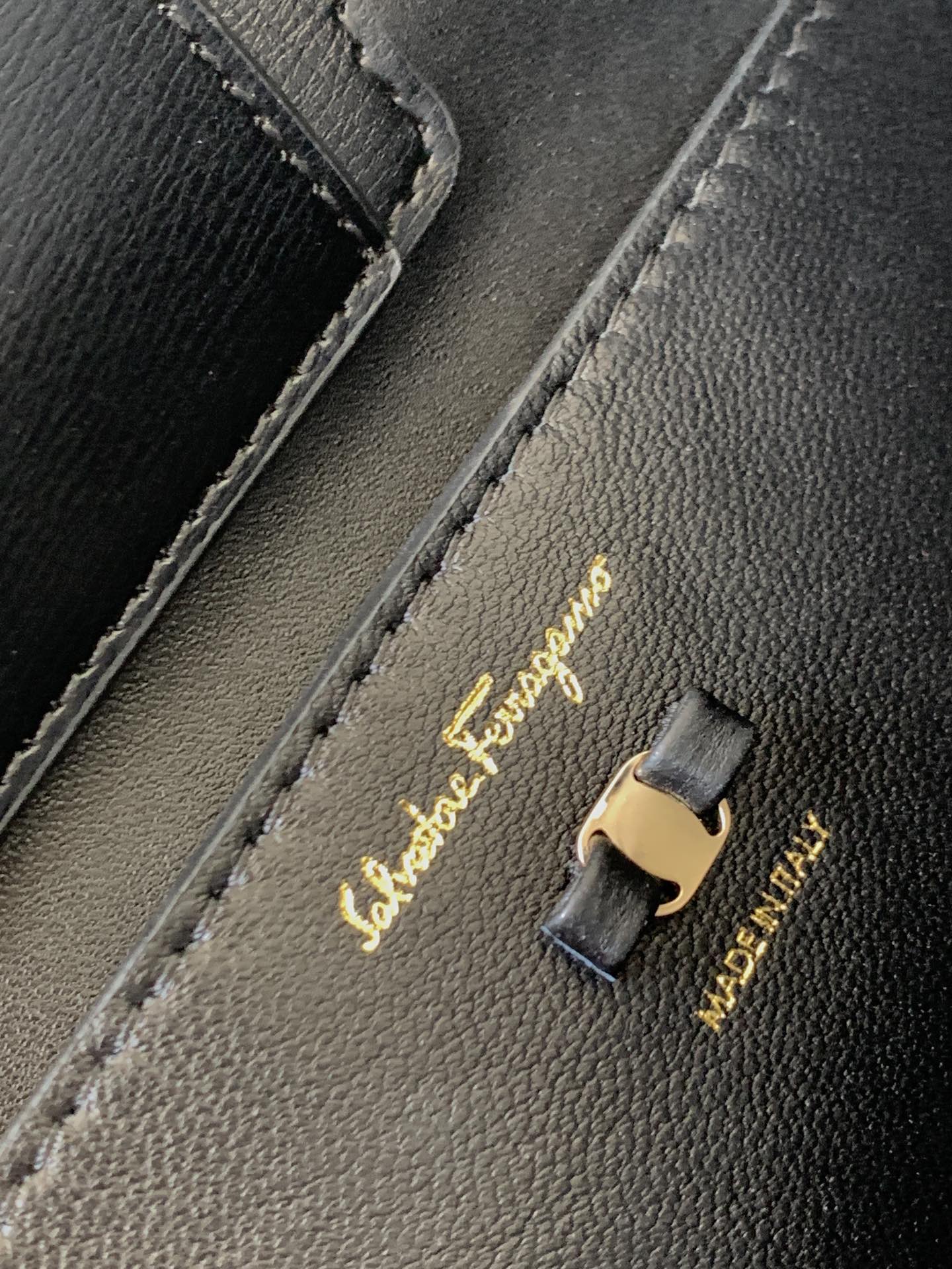 フェラガモ「Ferragamo」トリフォリオ ショルダーバッグ