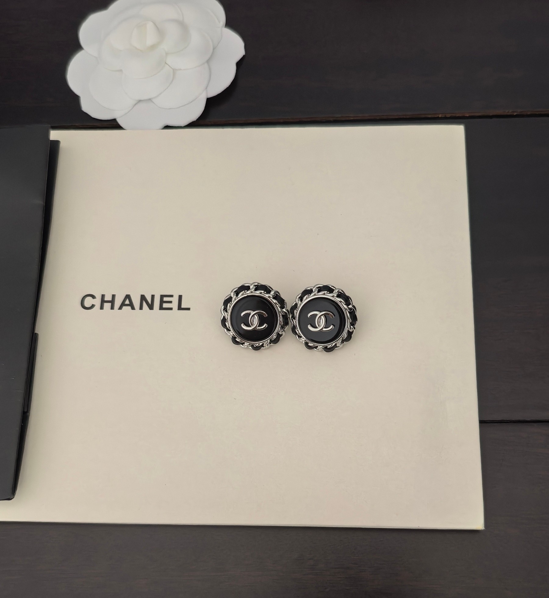 シャネル「Chanel」 ラウンド ブラック イヤリング 最新コレクション