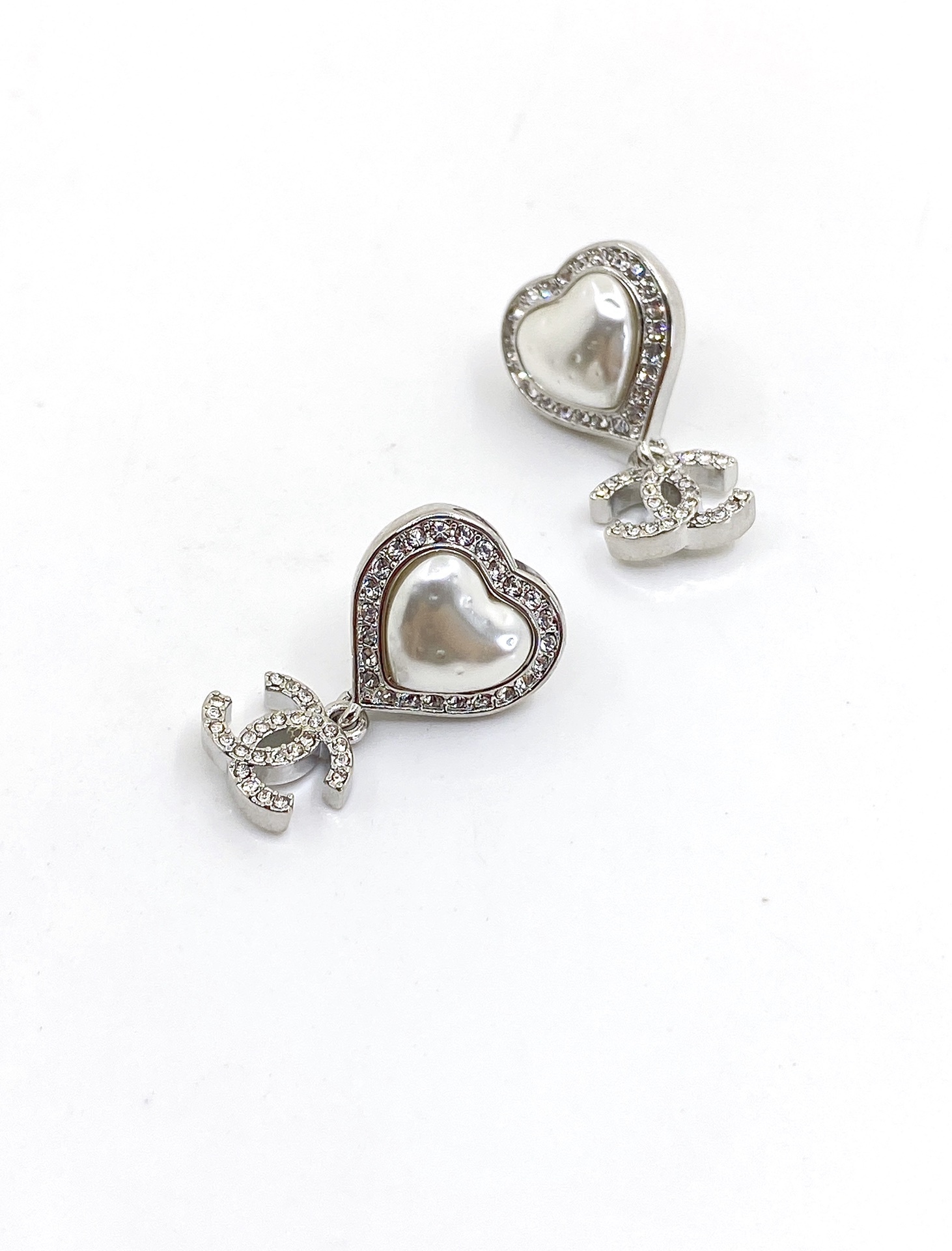 シャネル「Chanel」ホワイト ハート & シーシー イヤリング 最新コレクション 