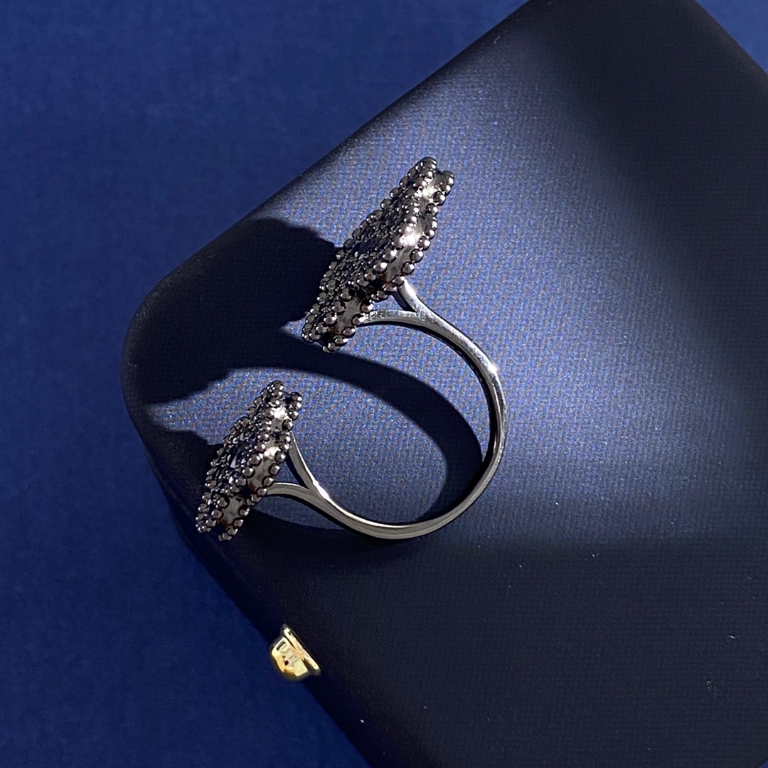 ヴァン クリーフ＆アーペル「Van Cleef & Arpels」ブラックダイヤモンド ダブルフラワー オープンリング