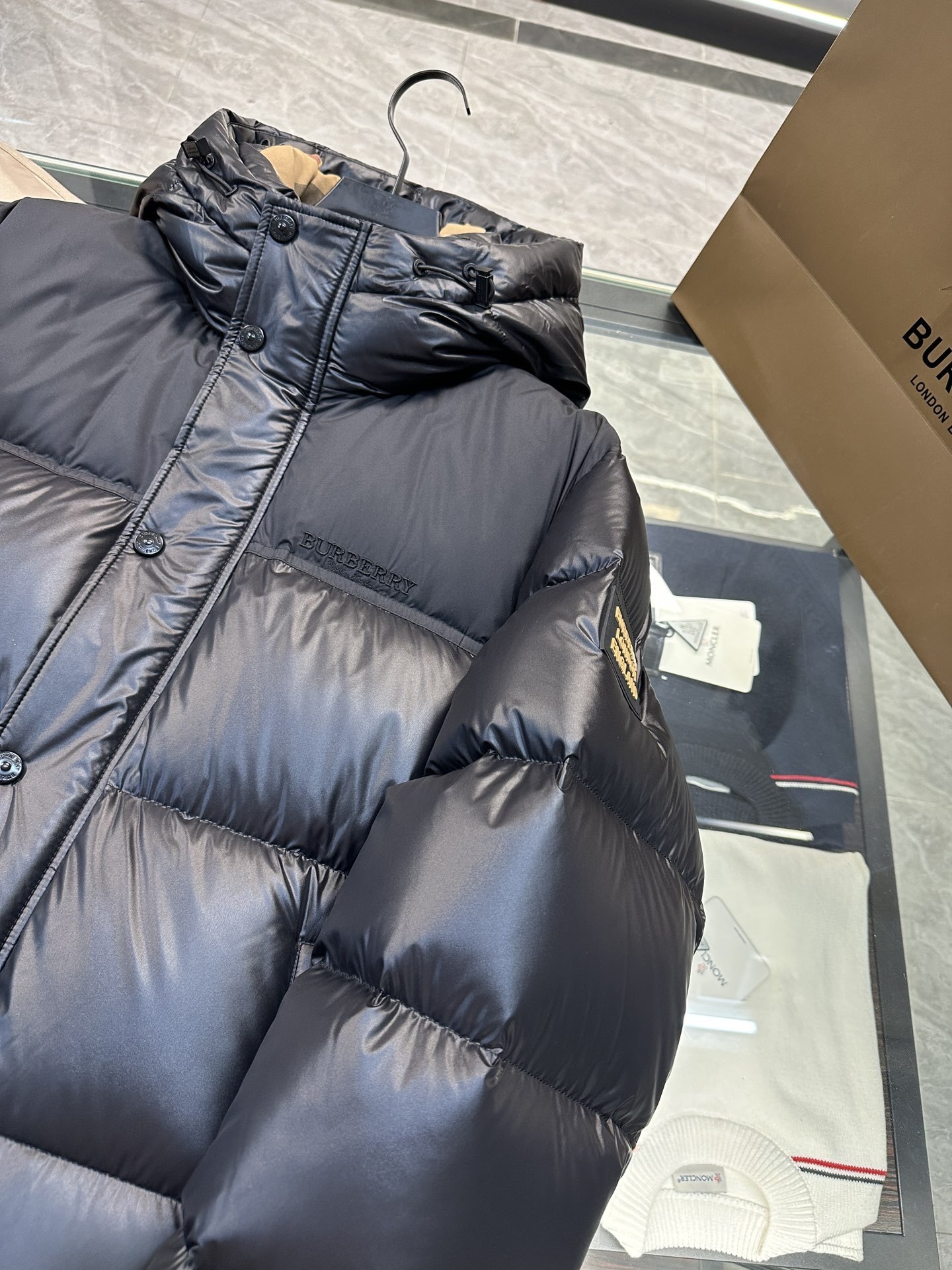 バーバリー「Burberry」インパクトカラーラバーアルファベットロゴキャップダウンジャケット