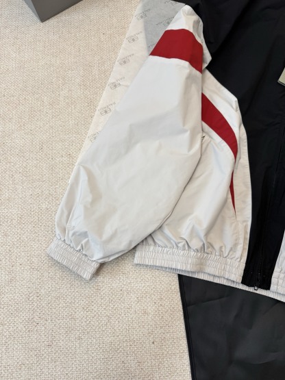 バレンシアガ「Balenciaga」‌赤と黒のエンボス刺繍ジャケット